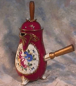 image d'une chocolatière faisant partie des objets incontournables associés au chocolat