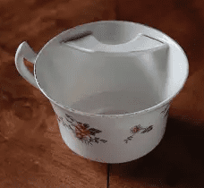 image d'une tasse pour protéger sa moustache associé aux objets incontournables