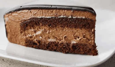 Image montrant un gâteau au chocolat à la mousse et à la crème faisant partie des recettes les plus techniques à réaliser 
