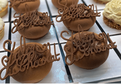 image montrant des gâteaux où est écrit salon du chocolat

