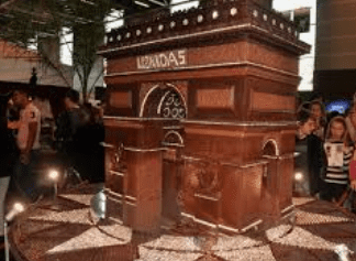 image montrant une sculpture de l'arc de triomphe au salon du chocolat